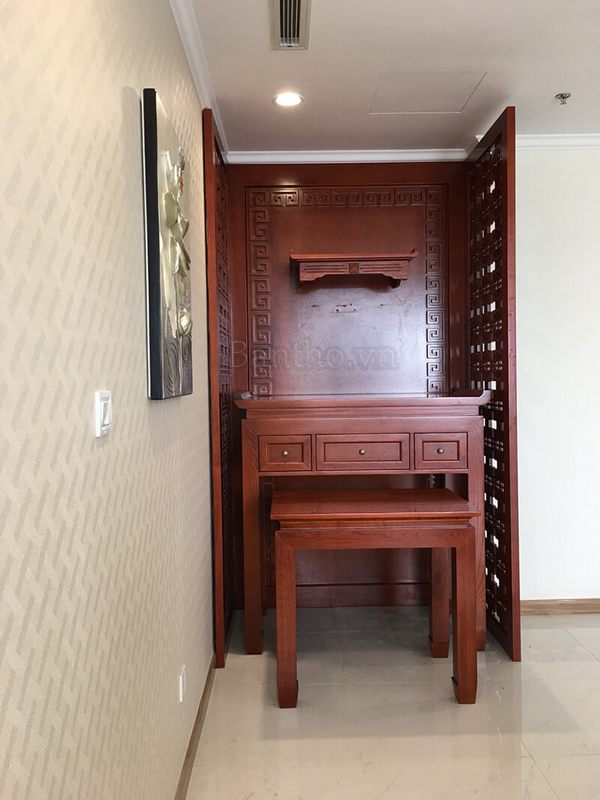 Mẫu bàn thờ nhà chung cư đẹp màu nâu đỏ với kiểu dáng nhỏ gọn cùng họa tiết đơn giản, truyền thống được nhiều khách