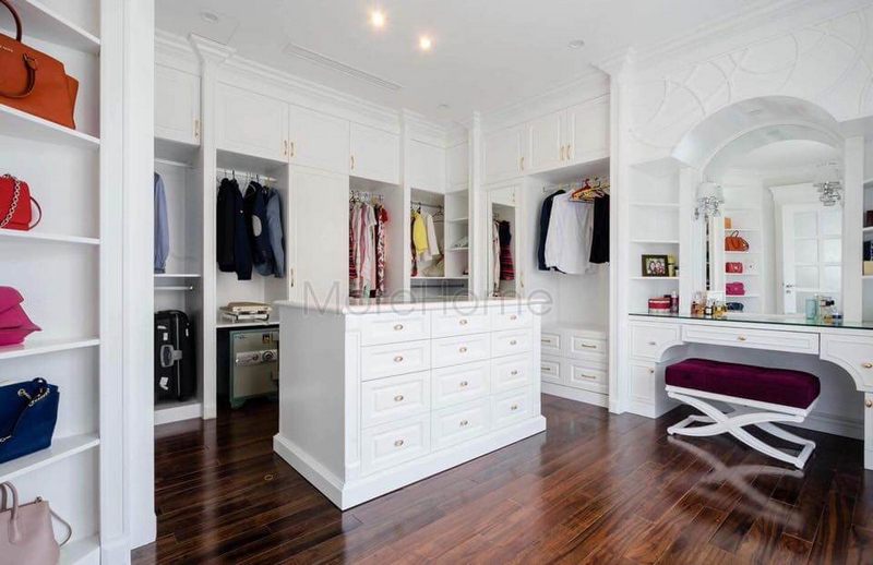 Từng khu vực được phân tách ra giúp gia chủ có thể phân loại đồ dễ dàng hơn: khu giày, khu túi, quần áo,...