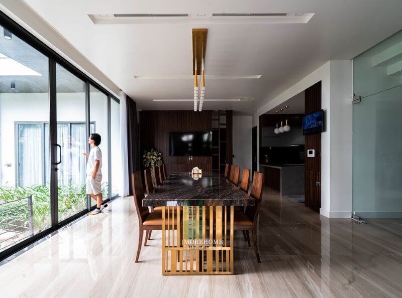 Mẫu bàn ăn mặt đá chân inox mạ vàng, 10 ghế ăn gỗ óc chó hiện đại này được sản xuất và thi công bởi công ty nội thất Morehome