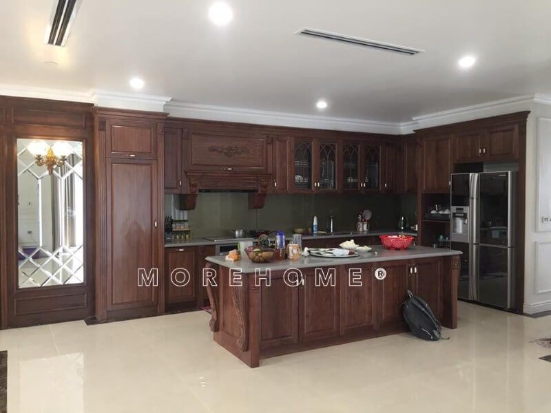 Morehome tư vấn đến bạn sản phẩm tủ bếp gỗ tự nhiên phong cách tân cổ điển đẹp sang trọng - Hình ảnh thi công lắp đặt thực tế tại biệt thự Ecopark Hưng Yên