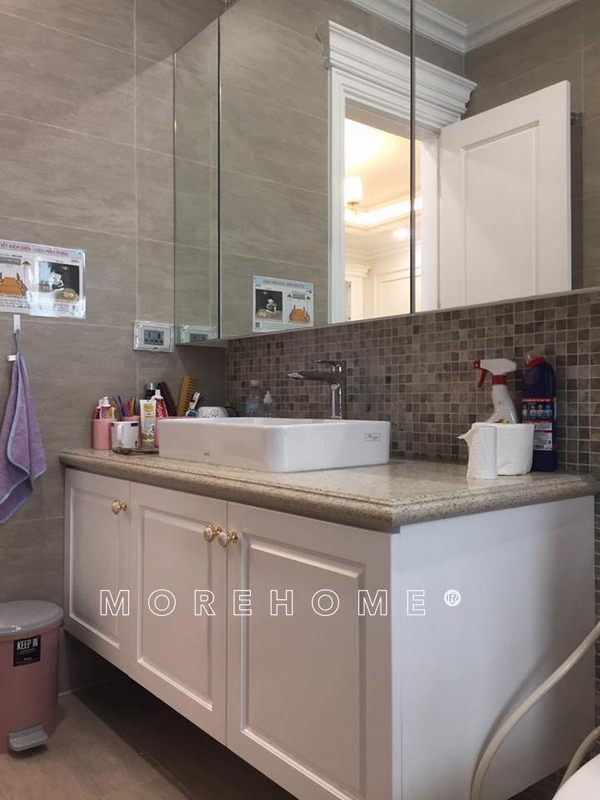 Công trình thi công nội thất hoàn thiện sản phẩm bàn đá lavabo và tủ gỗ lavabo tại nhà tắm phòng vệ sinh ở biệt thự Ecopark Hưng Yên