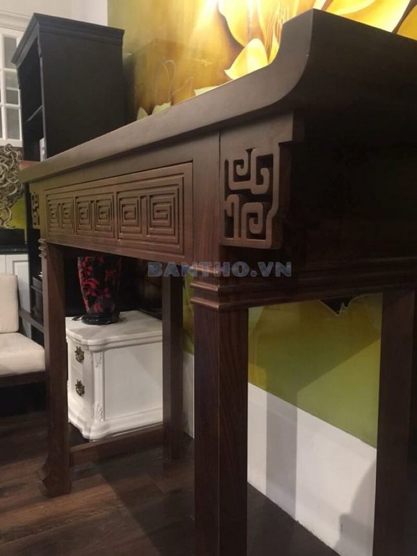 Bàn thờ gỗ óc chó hiện đại luôn có sẵn tại showroom nội thất Morehome .