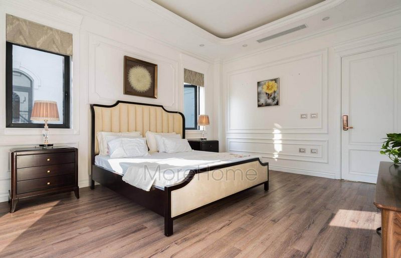 Phòng ngủ Master được trang bị theo phong cách tân cổ điển bao gồm các nội thất như giường ngủ, kệ trang trí, đôn đầu giường, tranh, đèn,...